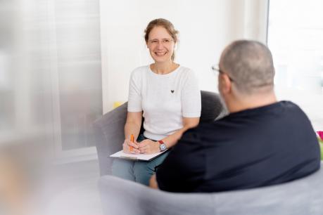 Psychologin im Gespräch mit Patient