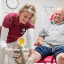 Wundversorgung – Ärztin untersucht Patient