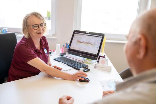 Ärztin und Patient im Gespräch