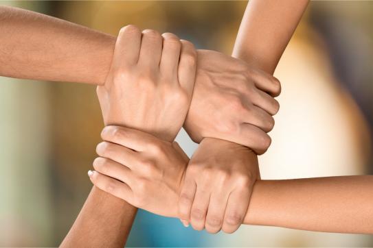 Hände, die Zusammenhalt symbolisieren