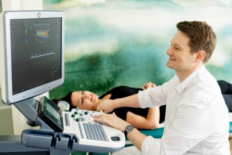 Allgemeinmedizin – Patientin wird untersucht